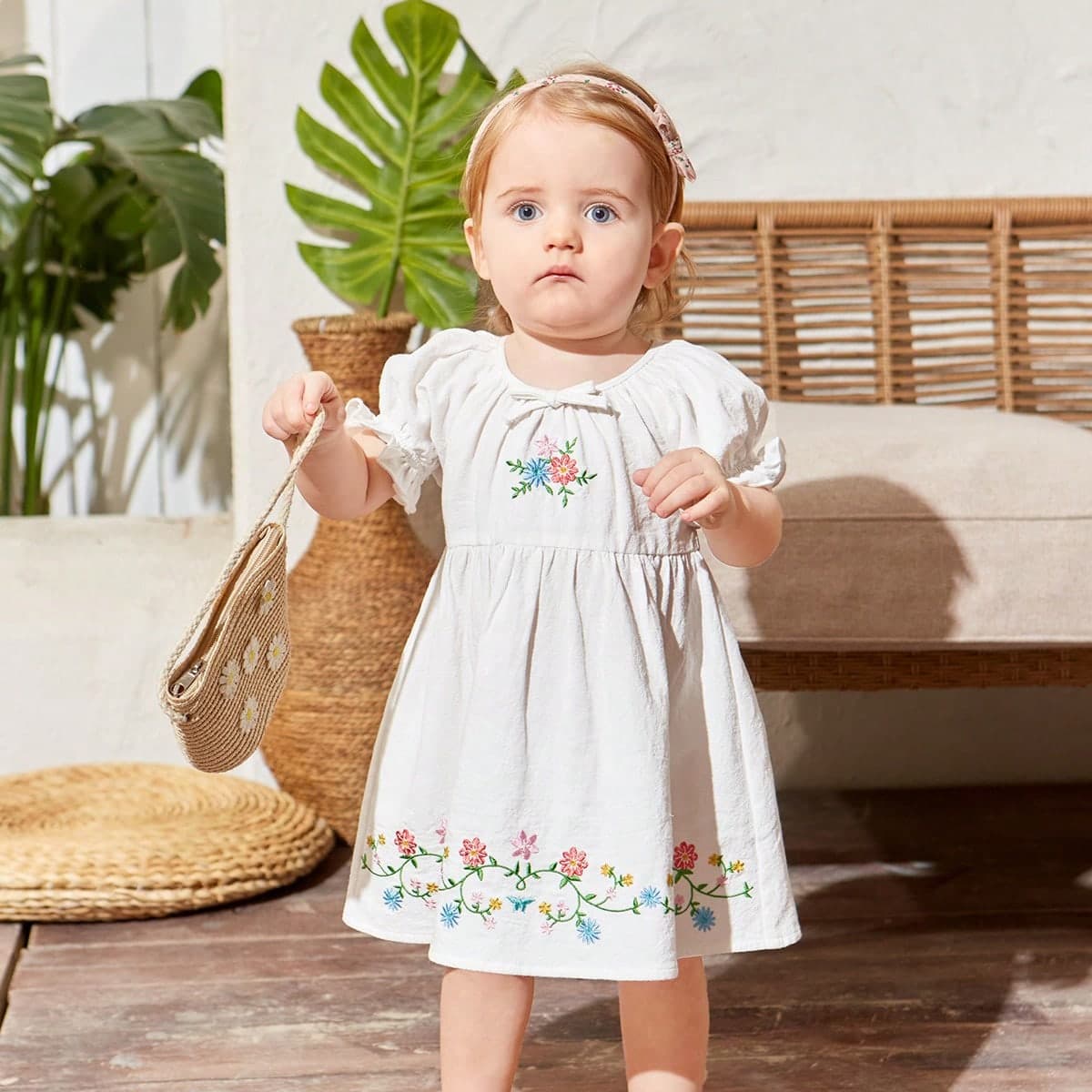 Robe d'été courte pour fille bébé avec broderie florale et ourlet à volants pour des vacances décontractées